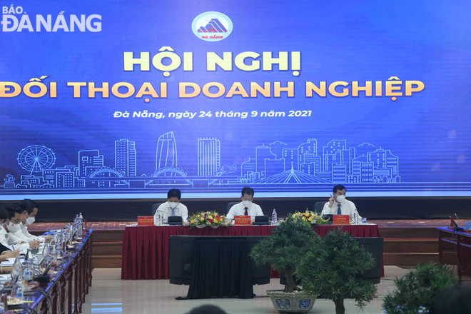  The ‘Business Dialogue’ is co-chaired by the three municipal-level key leaders, namely municipal Party Committee Secretary Nguyen Van Quang (centre), Party Committee Deputy Secretary cum People's Council Chairman Luong Nguyen Minh Triet (left) and Party Committee Deputy Secretary cum People's Committee Chairman Le Trung Chinh (right), September 24, 2021.