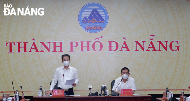 Da Nang Party Committee Secretary Nguyen Van Quang (left) delivers his instructions at the Thursday’s meeting. Photo: PHAN CHUNG