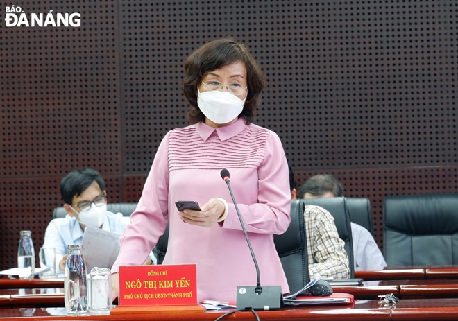 Municipal Peoples Committee Vice Chairwoman Ngo Thi Kim Yen addressing the meeting of the Da Nang COVID-19 Monitoring Committee on Thursday afternoon. Photo: PHAN CHUNG