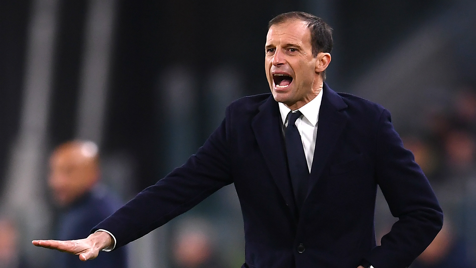 HLV Max Allegri cố chỉ đạo cầu thủ Juventus trong trận hòa AC Milan. Ảnh: Goal