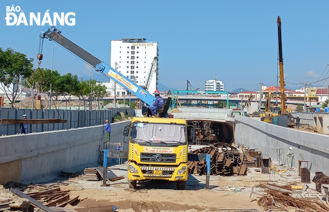 Tuyến hầm chui (phần công trình ngầm) tại dự án Nút giao thông phía tây cầu Trần Thị Lý dần hình thành. Ảnh: TRIỆU TÙNG	