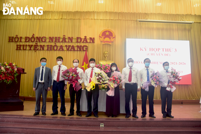 Lãnh đạo huyện Hòa Vang tặng hoa, chúc mừng các ông, bà được Thường vụ Huyện ủy Hòa Vang phân công, điều động giữa các chức vụ mới trong ngày 24-9. Ảnh: TRỌNG HUY
