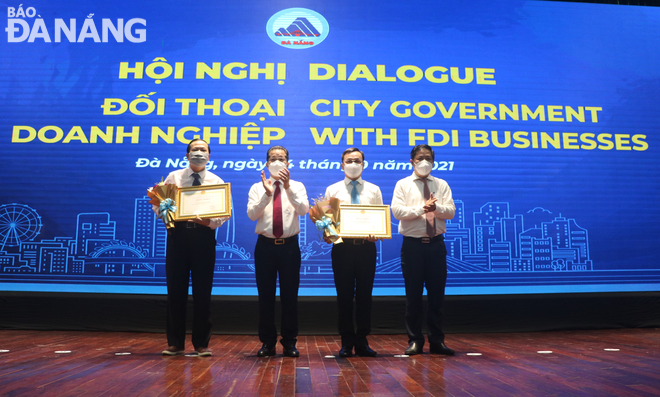 The Da Nang leaders present Certificates of Merit to 2 FDI enterprises in recognition for their outstanding contribution to the municipal budget in 2020, September 24, 2021