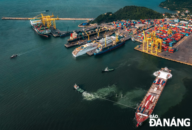 Da Nang Port will be among the first largest port group in Viet Nam under the approved master plan for Viet Nams seaport system in the 2021-2030 period. In the photo: A stunning view from Da Nang’s Tien Sa Port. Photo: TRIEU TUNG