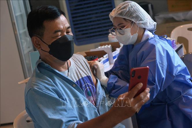 Nhân viên y tế tiêm vaccine ngừa Covid-19 cho người dân tại Bangkok, Thái Lan, ngày 23-9-2021. Ảnh: THX/TTXVN