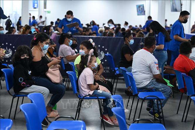 Trẻ em trong độ tuổi từ 6-11 chờ được tiêm vaccine ngừa Covid-19 tại San Salvador, El Salvador ngày 22-9-2021. Ảnh: AFP/TTXVN