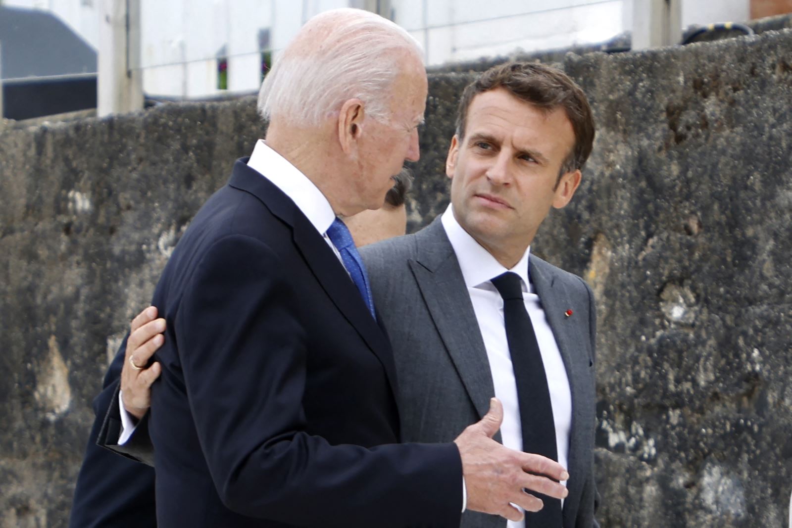 Tổng thống Mỹ Joe Biden và Tổng thống Pháp Emmanuel Macron gặp nhau tại hội nghị thượng đỉnh các nước nhóm G7 ở Anh vào tháng 6-2021. Ảnh: AFP