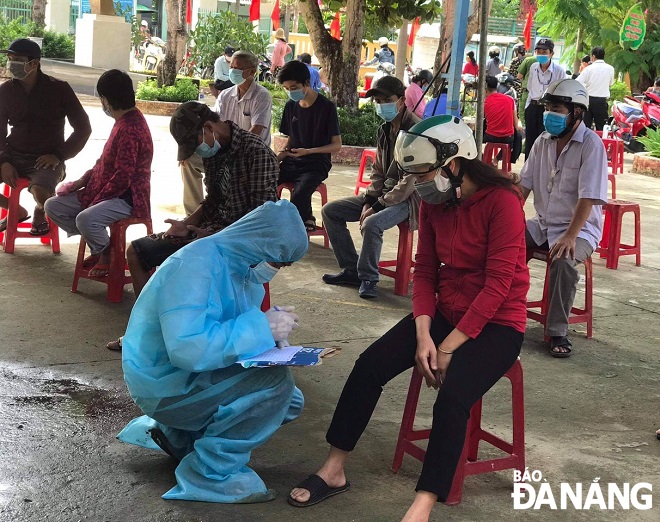 Youth Union members of Hoa Phong Commune, Hoa Vang District support the sampling for SARS-CoV-2 testing on locals. Photo courtesy by Hoa Phong Commune Youth Union chapter.