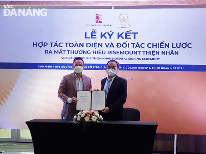 Vicoland Group CEO Bui Duc Long (left) and his counterpart, Mr Ngo Duc Hai, from Thien Nhan Hospital sign a strategic cooperation agreement for high quality health system. Photo: TRIEU TUNG