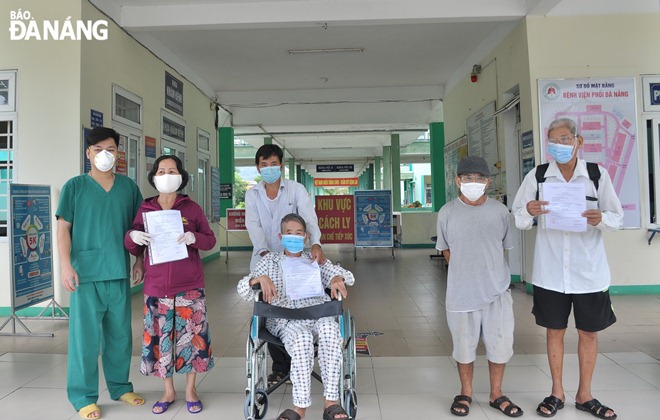 Đại diện Bệnh viện Phổi Đà Nẵng (ngoài cùng, bên trái) trao giấy xuất viện cho các bệnh nhân khỏi bệnh ngày 26-9. Ảnh: CTV