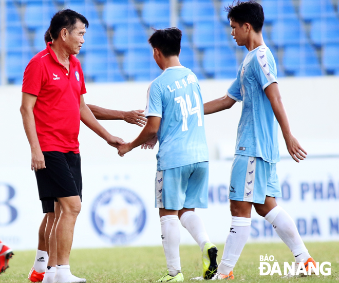 Với sự quan tâm của HLV Phan Thanh Hùng (áo đỏ), các cầu thủ trẻ SHB Đà Nẵng (áo xanh) sẽ có nhiều cơ hội trưởng thành hơn. Ảnh: ANH VŨ	