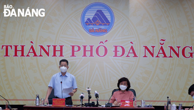 Municipal Party Committee Secretary Nguyen Van Quang (left) delivers his address at Sunday’s meeting. Photo: PHAN CHUNG