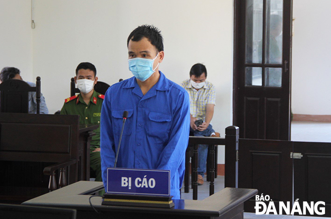 Bị cáo Nguyễn Thanh Luận tại phiên tòa ngày 22-4. Ảnh: XUÂN DŨNG