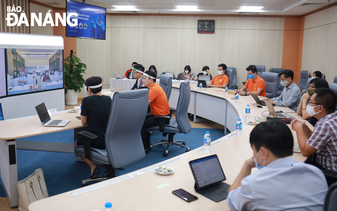 The field of information technology will be accelerated once the social distancing restrictions are eased. FPT Da Nang has successfully deployed software research and development activities. Photo: TRIEU TUNG