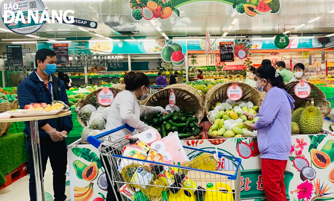 Người dân có nhiều lựa chọn trong mua sắm khi hàng hóa tại các siêu thị, chợ truyền thống, cửa hàng tiện lợi dồi dào, chất lượng. (Ảnh chụp tại Siêu thị MM Mega Market) Ảnh: QUỲNH TRANG