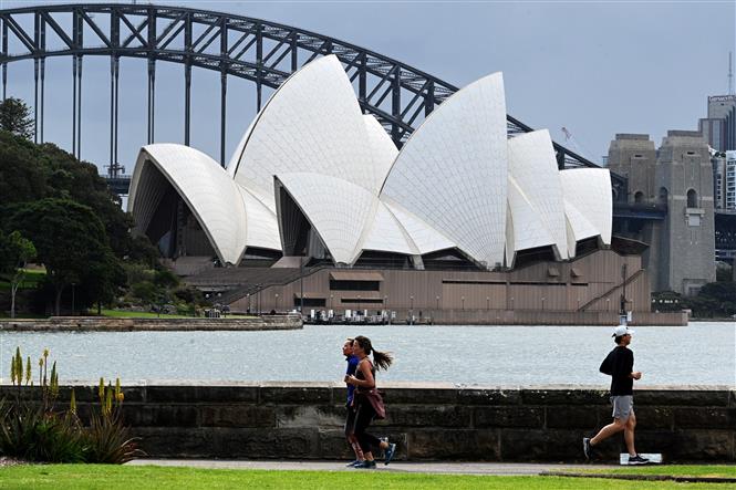 Người dân tập thể dục tại khu vực Cầu Cảng ở thành phố Sydney, Australia ngày 13/9/2021. Ảnh: AFP/TTXVN