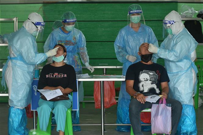 Nhân viên y tế lấy mẫu xét nghiệm COVID-19 cho người dân tại Bangkok, Thái Lan, ngày 15/9/2021. Ảnh: THX/ TTXVN