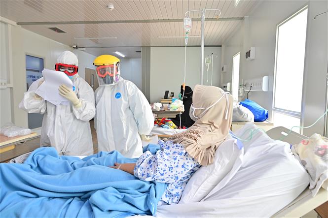 Điều trị cho bệnh nhân nhiễm COVID-19 tại bệnh viện ở Jakarta, Indonesia. Ảnh: AFP/TTXVN