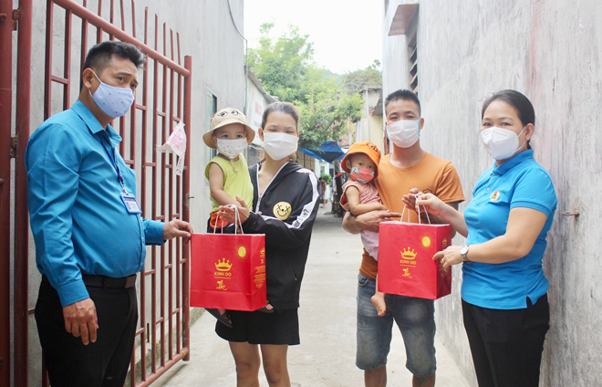 Công đoàn Khu Công nghệ cao và các khu công nghiệp cùng Liên đoàn Lao động quận Liên Chiểu thăm, trao quà Trung thu cho thiếu nhi là con công nhân khó khăn đang ở trọ tại các Tổ công nhân tự quản thuộc quận Liên Chiểu. Ảnh: NGỌC CHÂN	