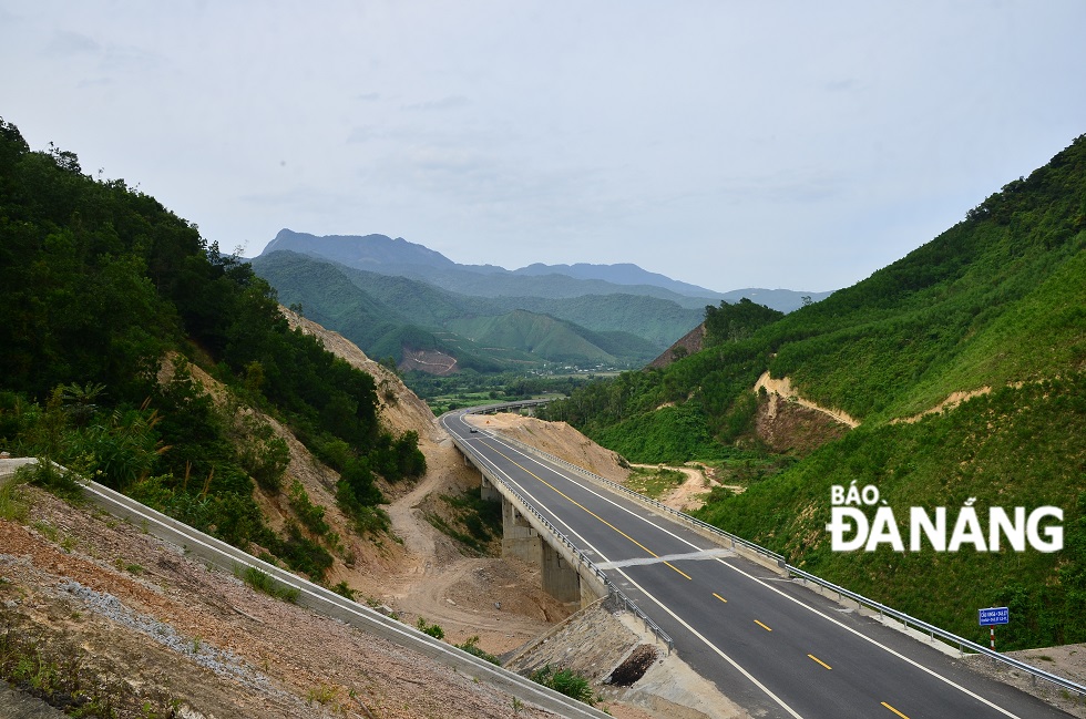 A view of the La Son - Hoa Lien section of the La Son - Tuy Loan expressway Photo: XUAN SON