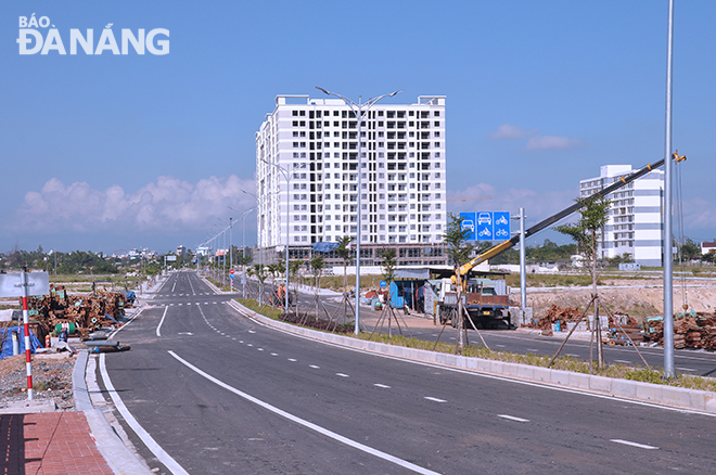 The bridge approach has a total length of 1.21km, and pavements on both sides are 4.5m wide each. Photo: THANH LAN