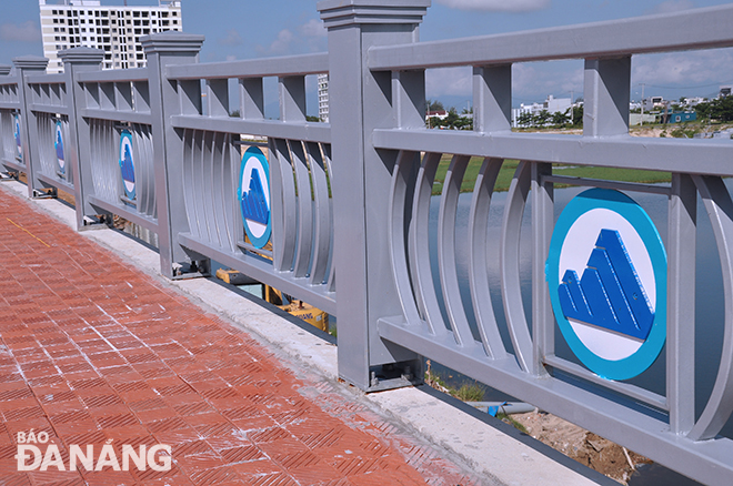 The bridge railings feature eye-catching circles of Da Nang’s five famous mountains. Photo: THANH LAN