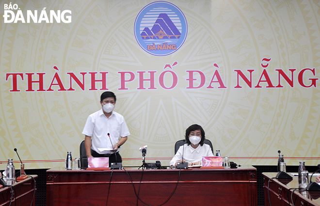 Da Nang Peoples Council Chairman Luong Nguyen Minh Triet (left) and municipal Peoples Committee Vice Chairwoman Ngo Thi Kim Yen met with members of the municipal COVID-19 Monitoring Committee to discuss next steps in COVID-19 fight. Photo: LE HUNG