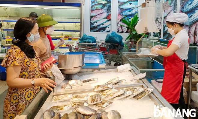 Customers select favourite items at the Co.opmart Da Nang. Photo: QUYNH TRANG