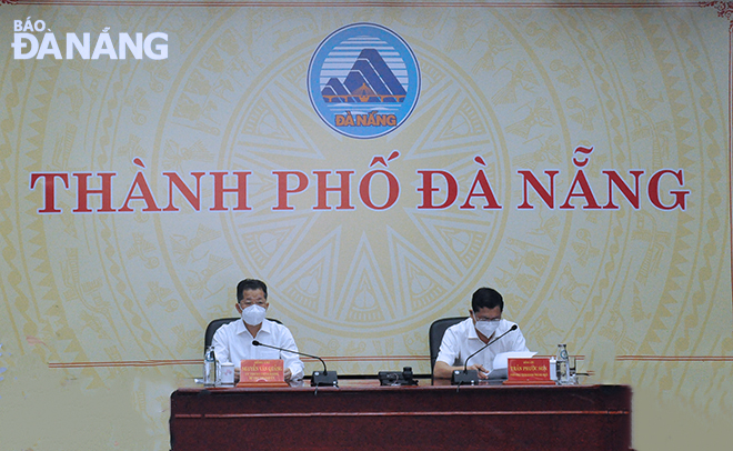 Da Nang Party Committee Secretary Nguyen Van Quang (left) and municipal Peoples Committee Vice Chairman Tran Phuoc Son attend the online meeting. Photo: THANH LAN