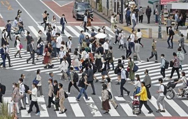 Người dân di chuyển trên đường phố tại Tokyo, Nhật Bản, ngày 28-9-2021. Ảnh: Kyodo/ TTXVN