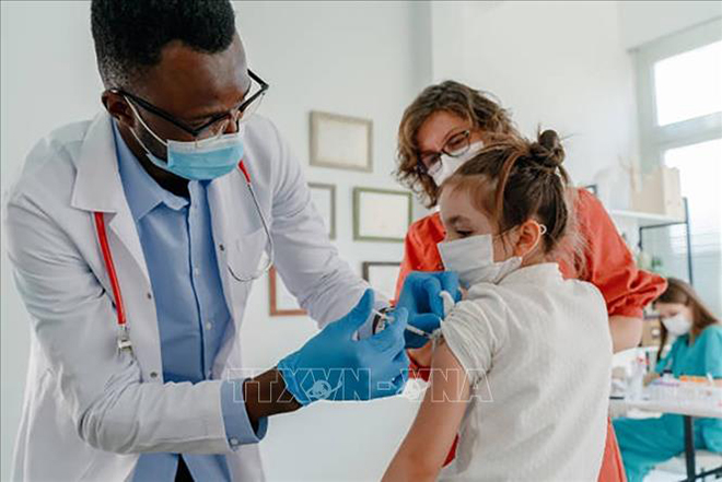 Nhân viên y tế tiêm vaccine ngừa Covid-19 cho trẻ em tại Los Angeles, California (Mỹ), ngày 8-9-2021. Ảnh: Getty Images/TTXVN