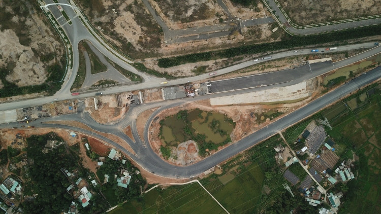 A scene of the Tuy Loan intersection - the starting point of Hoa Lien - Tuy Loan route . Photo: https://baodautu.vn