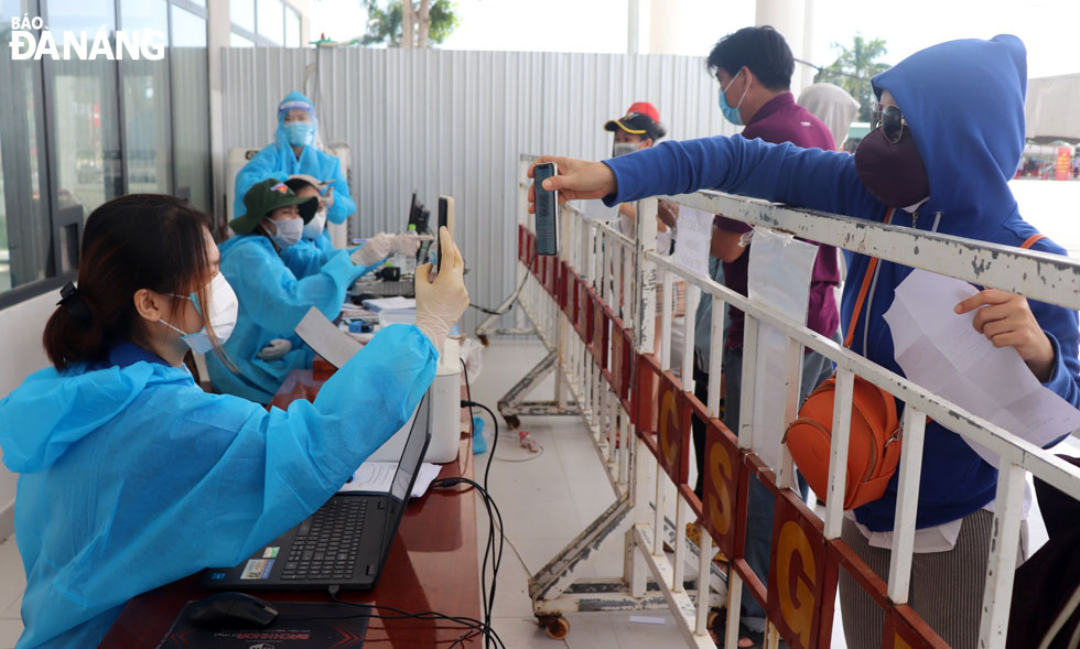  Teachers and pupils from Quang Nam Province to Da Nang make compulsory medical declaration at a checkpoint on Tran Dai Nghia Street, Ngu Hanh Son District.