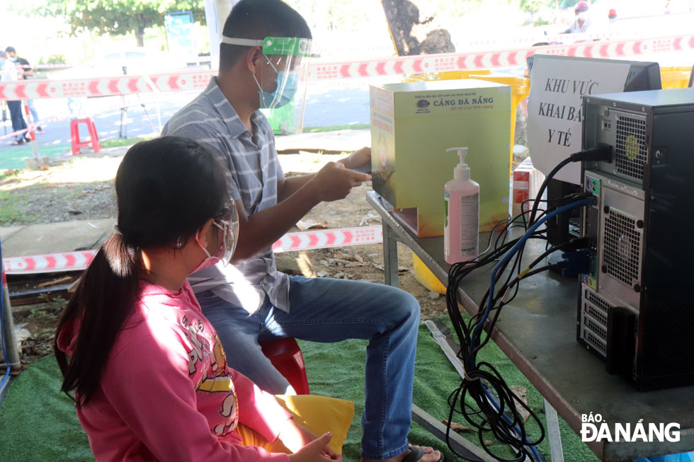  ….make medical declarations and have their nasal swab samples taken for COVID-19  testing at a checkpoint on Ta Quang Buu Street, Lien Chieu District.