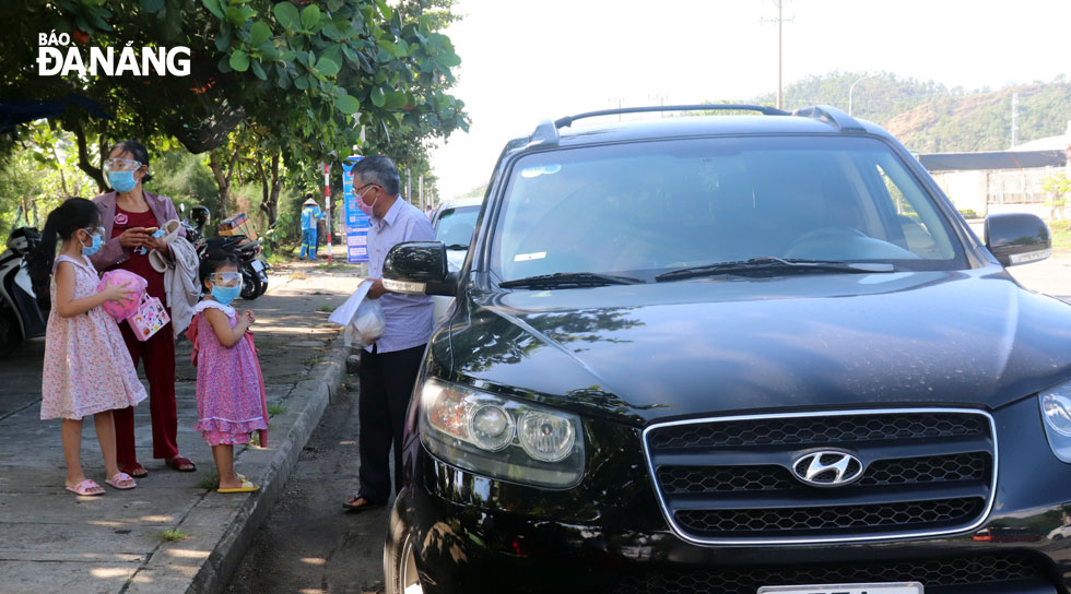 The pupils are picked up by their Da Nang-based families at a checkpoint on Ta Quang Buu Street, Lien Chieu District.