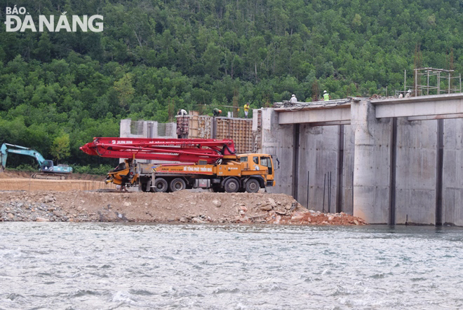 Các công nhân và phương tiện đang thi công khoang tràn thứ 7 và 8 vào cuối chiều 28-9. Ảnh: HOÀNG HIỆP