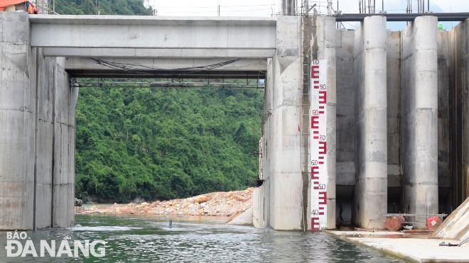 Đập dâng Nam Mỹ tạo lòng hồ với mực nước dâng bình thường cao khoảng 8m, cửa đưa nước vào trạm bơm được bố trí phía bìa phải với cao trình 3,5m. Ảnh: HOÀNG HIỆP