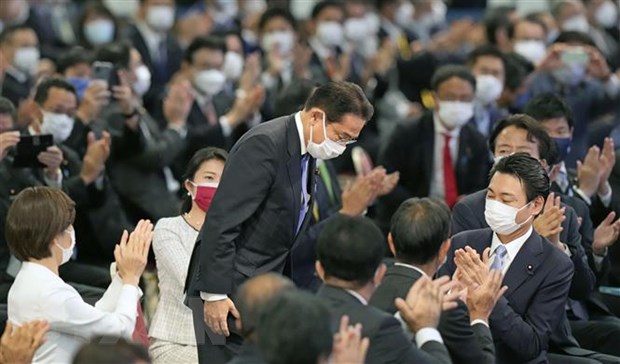 Cựu Ngoại trưởng Nhật Bản Fumio Kishida (giữa) sau khi được bầu làm tân Chủ tịch đảng Dân chủ Tự do cầm quyền (LDP), tại Tokyo ngày 29-9-2021. Ảnh: Kyodo/TTXVN