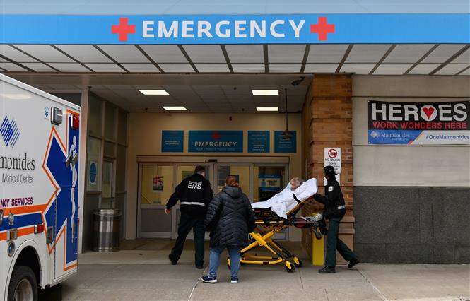 Chuyển bệnh nhân nhiễm Covid-19 tới trung tâm y tế ở New York, Mỹ. Ảnh: AFP/TTXVN