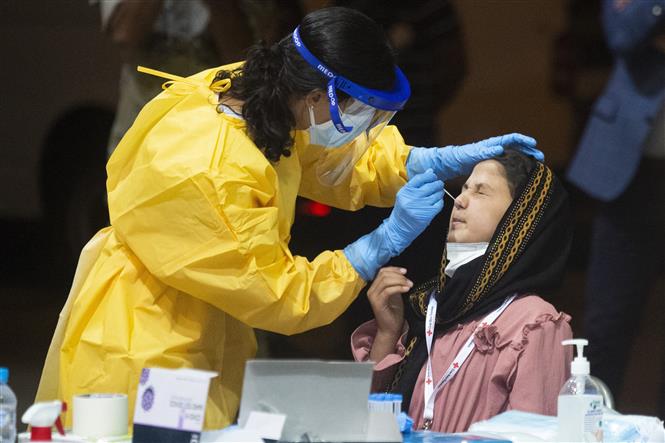 Nhân viên y tế lấy mẫu xét nghiệm Covid-19 cho người dân tại căn cứ Torrejon de Ardoz ở Bangkok, Thái Lan ngày 19-8-2021. Ảnh: AFP/TTXVN