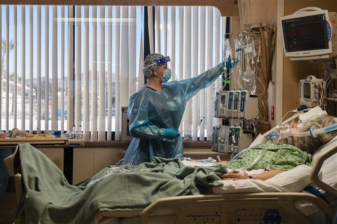 Nhân viên y tế chăm sóc bệnh nhân nhiễm Covid-19 tại bệnh viện ở Apple Valley, California, Mỹ. Ảnh: AFP/TTXVN