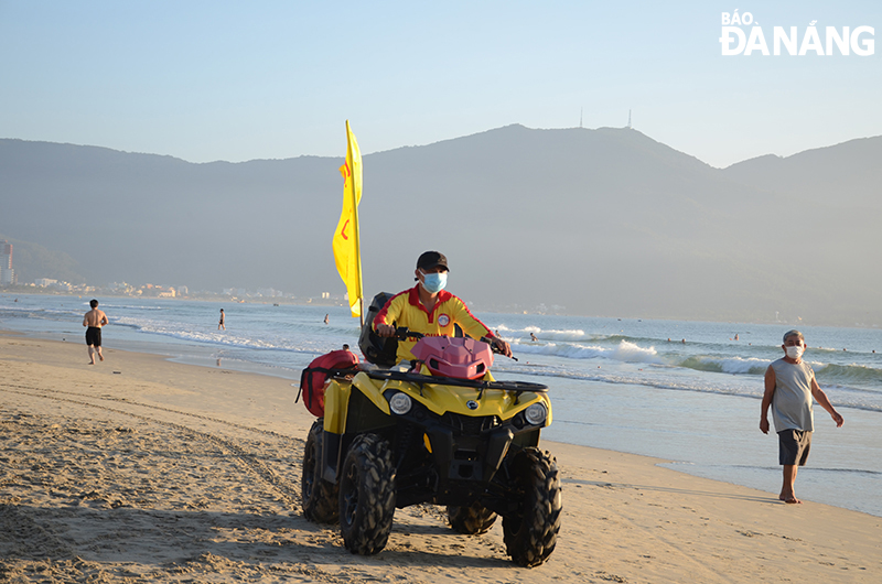  Search and rescue forces onboard special vehicles equipped with portable speakers running along the beach to promote the public compliance with the COVID-19 prevention regulations. Photo: THU HA.