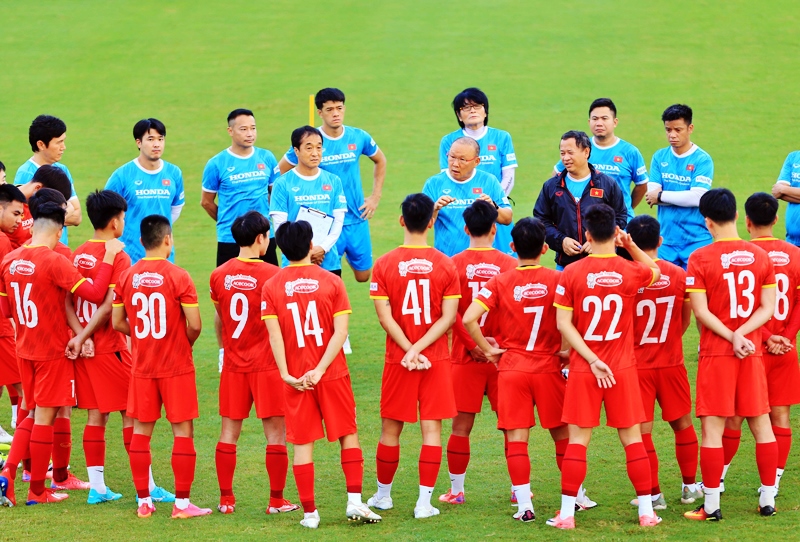 HLV trưởng Park Hang-seo đã rút gọn danh sách 27 cầu thủ đến UAE chuẩn bị cho 2 trận đấu quan trọng. Ảnh: VFF