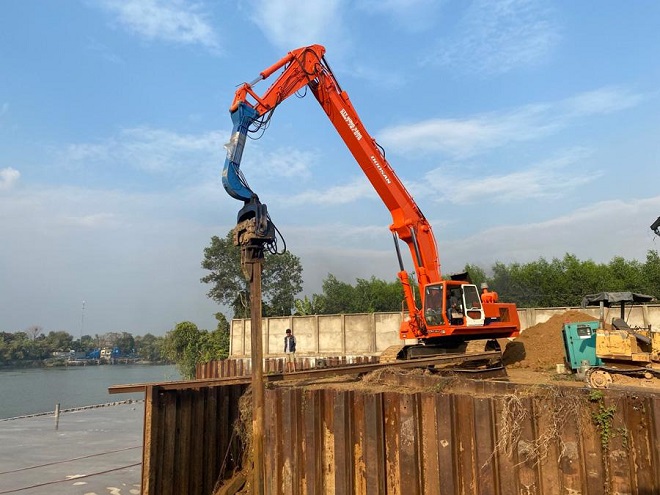 Hình ảnh Công ty Hừng Sáng thi công đóng cọc cừ kè chống sạt lở bờ sông Đồng Nai. 