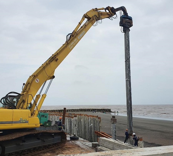 Hừng Sáng thi công đóng cọc bê-tông kè biển Cồn Nổi – Kim Sơn – Ninh Bình.