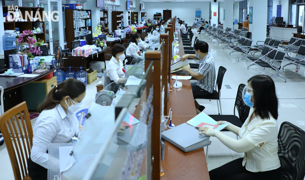 After more than 2 months of suspension for the sake of COVID-19 containment, the face-to-face reception and handling of administrative procedures at municipal departments and all-levelled authorities resumed their operations. Photo: NGOC PHU