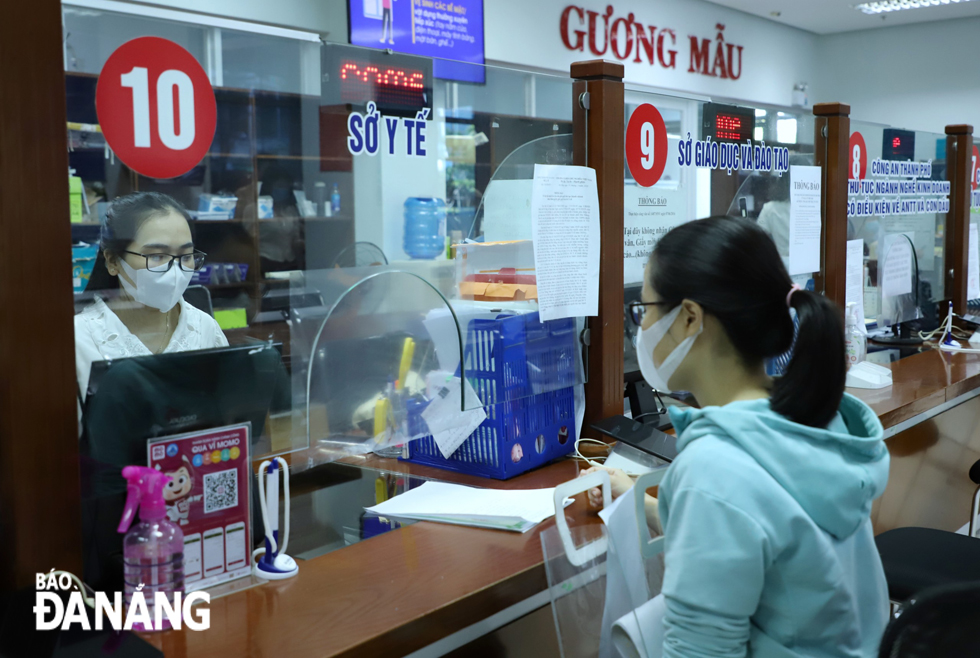 Many administrative dossiers related to justice, healthcare and traffic matters are handled at the ‘one-stop-shop’ sites of the Da Nang Administrative Centre. Photo: NGOC PHU