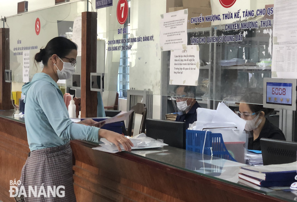 Residents come in person to the ‘One-stop-shop’ site of the Lien Chieu District government for the handling of paperwork. Photo: NGUYEN QUANG