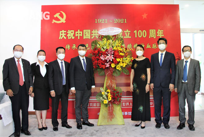 Da Nang Peoples Committee Vice Chairman Ho Ky Minh (fourth, left) and staff of the Chinese Consulate General in Da Nang. Photo: L.P