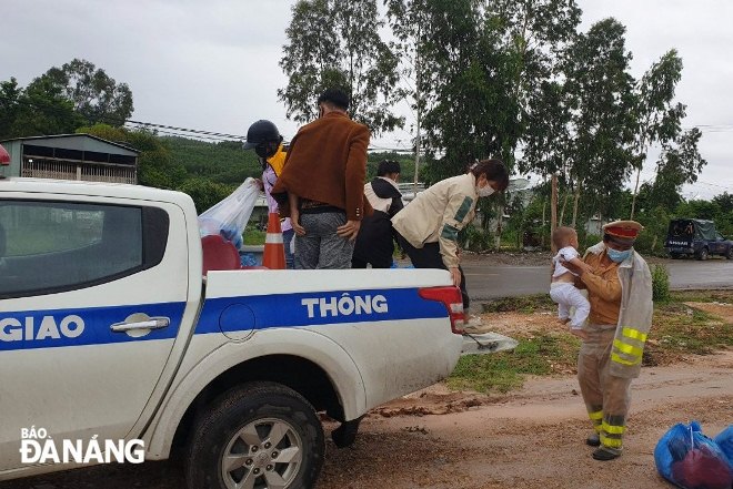 Hỗ trợ, hướng dẫn 1.300 người từ các tỉnh miền Nam về quê qua địa phận Đà Nẵng